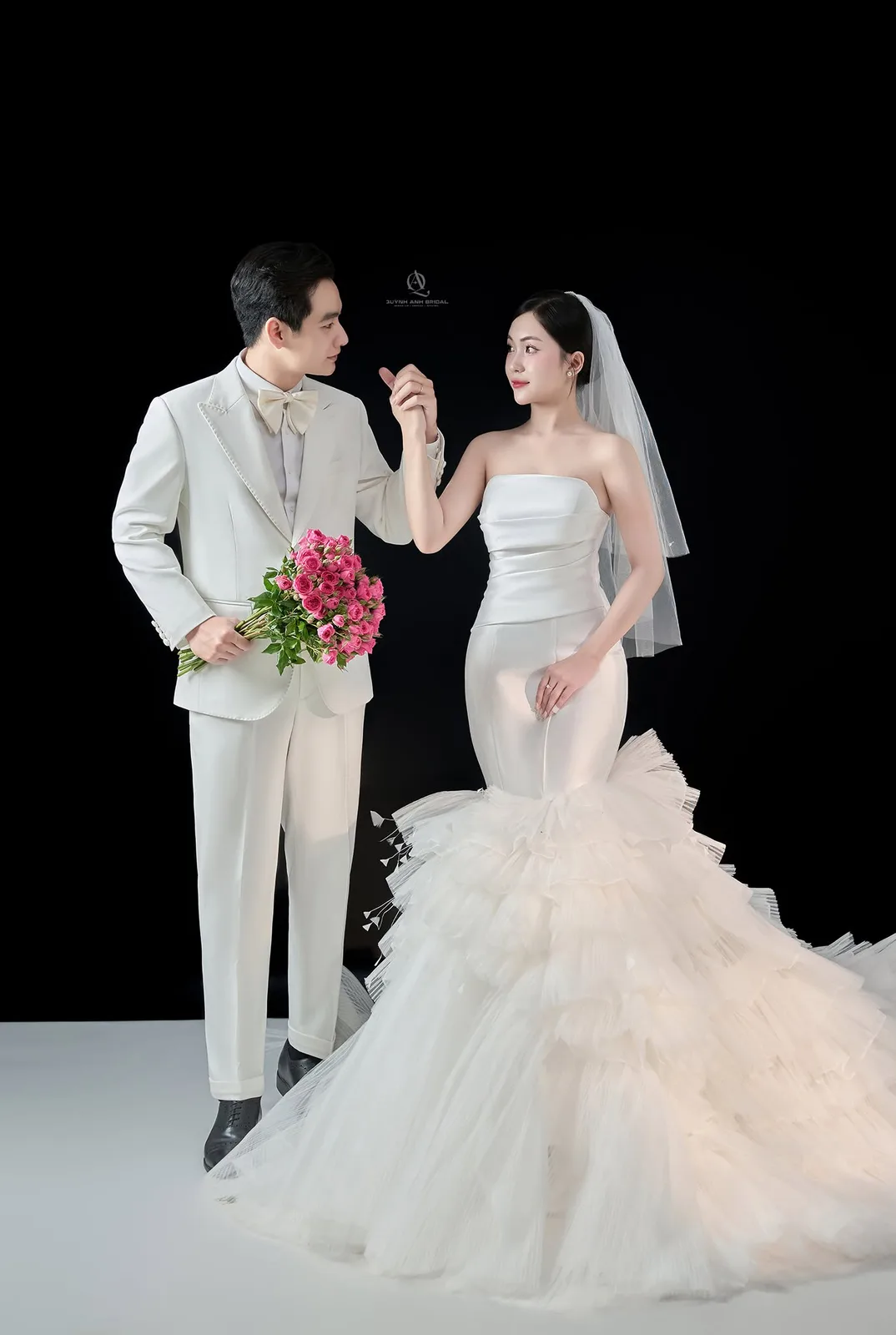 Ảnh cưới chụp trong studio